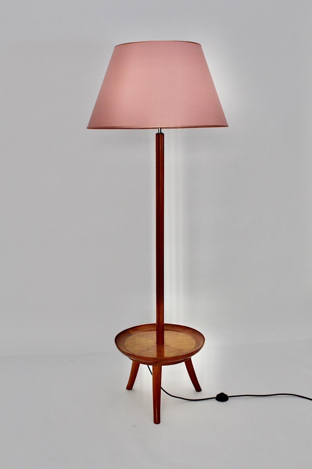 Mid-Century Modern Lampadaire vintage en cerisier de style moderne du milieu du siècle dernier Julius Jirasek circa 1945 Vienne en vente