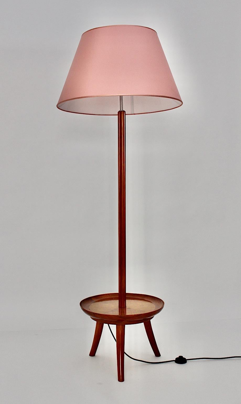 Autrichien Lampadaire vintage en cerisier de style moderne du milieu du siècle dernier Julius Jirasek circa 1945 Vienne en vente