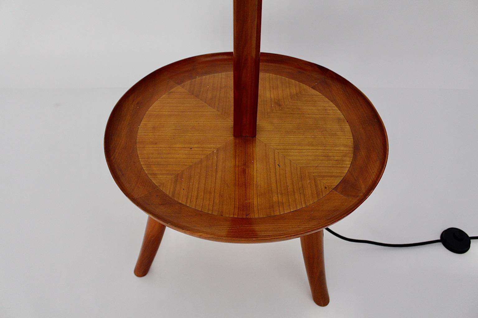 Lampadaire vintage en cerisier de style moderne du milieu du siècle dernier Julius Jirasek circa 1945 Vienne Bon état - En vente à Vienna, AT