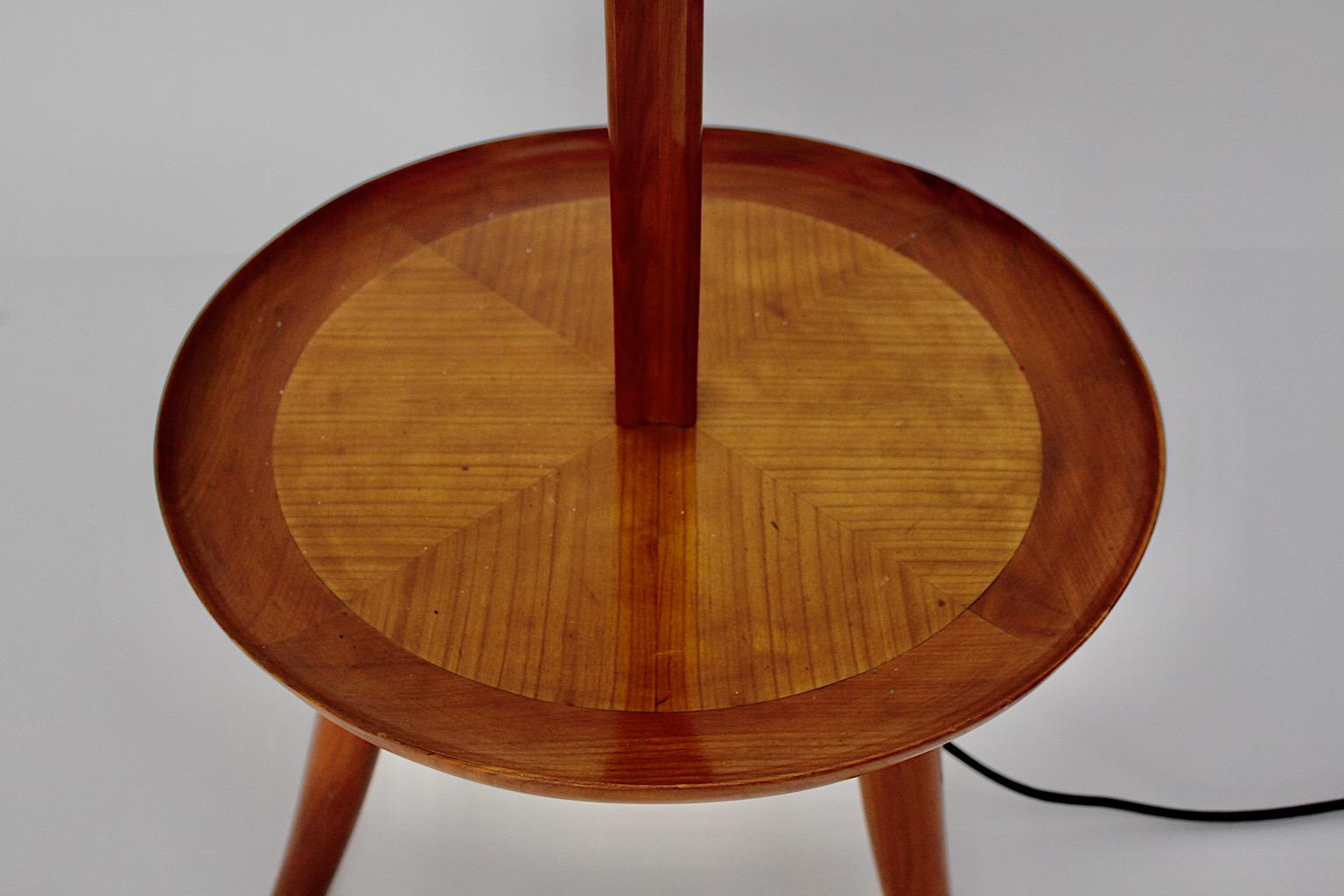 Milieu du XXe siècle Lampadaire vintage en cerisier de style moderne du milieu du siècle dernier Julius Jirasek circa 1945 Vienne en vente