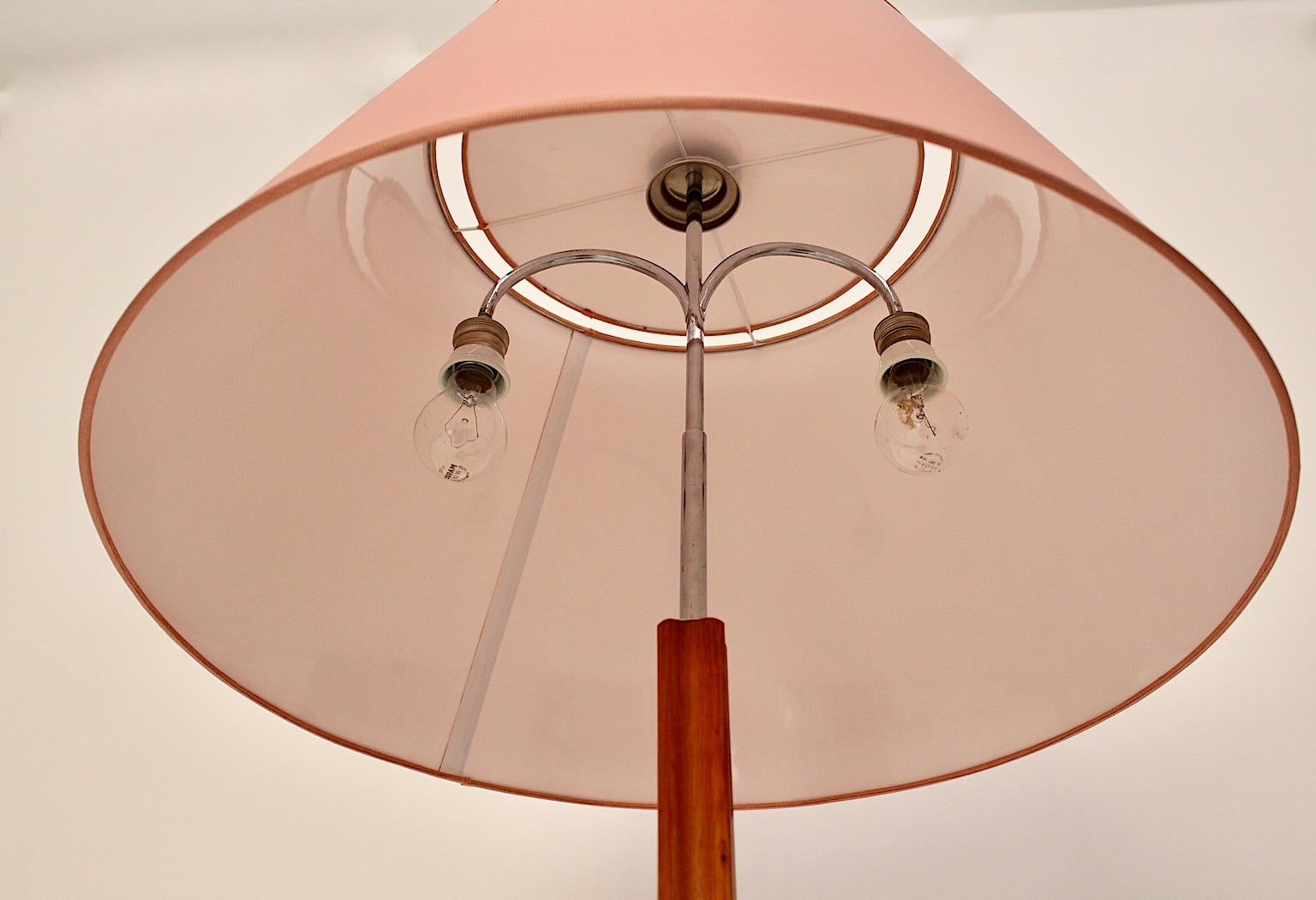 Métal Lampadaire vintage en cerisier de style moderne du milieu du siècle dernier Julius Jirasek circa 1945 Vienne en vente