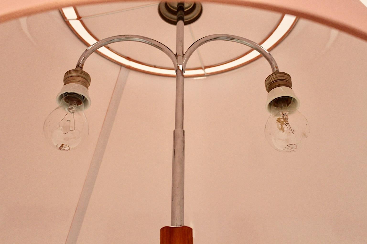 Lampadaire vintage en cerisier de style moderne du milieu du siècle dernier Julius Jirasek circa 1945 Vienne en vente 1