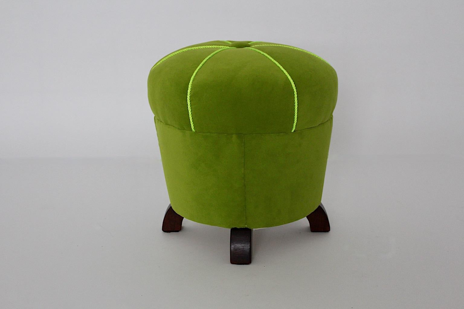 Art Deco Vintage Circular Green Stool Tabouret Pouf Velvet, 1930s, Austria In Good Condition For Sale In Vienna, AT