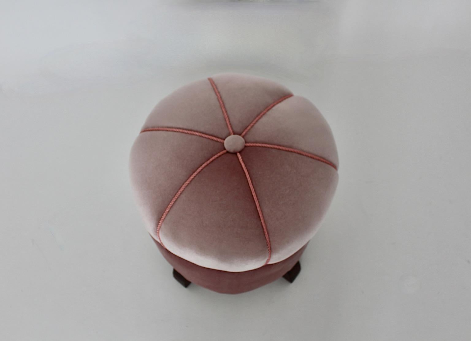 Art Deco Vintage Circular Pouf Stool Ottoman Soft Pink Velvet 1930s Austria In Good Condition For Sale In Vienna, AT