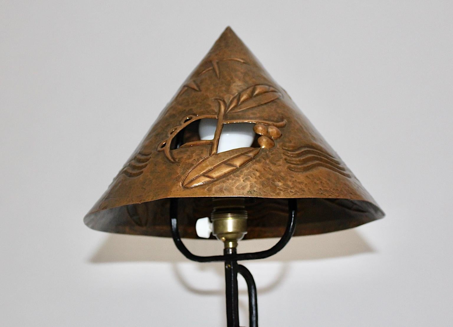 Lámpara de sobremesa Art Decó Vintage de cobre y hierro negro, circa 1920, Viena en venta 10