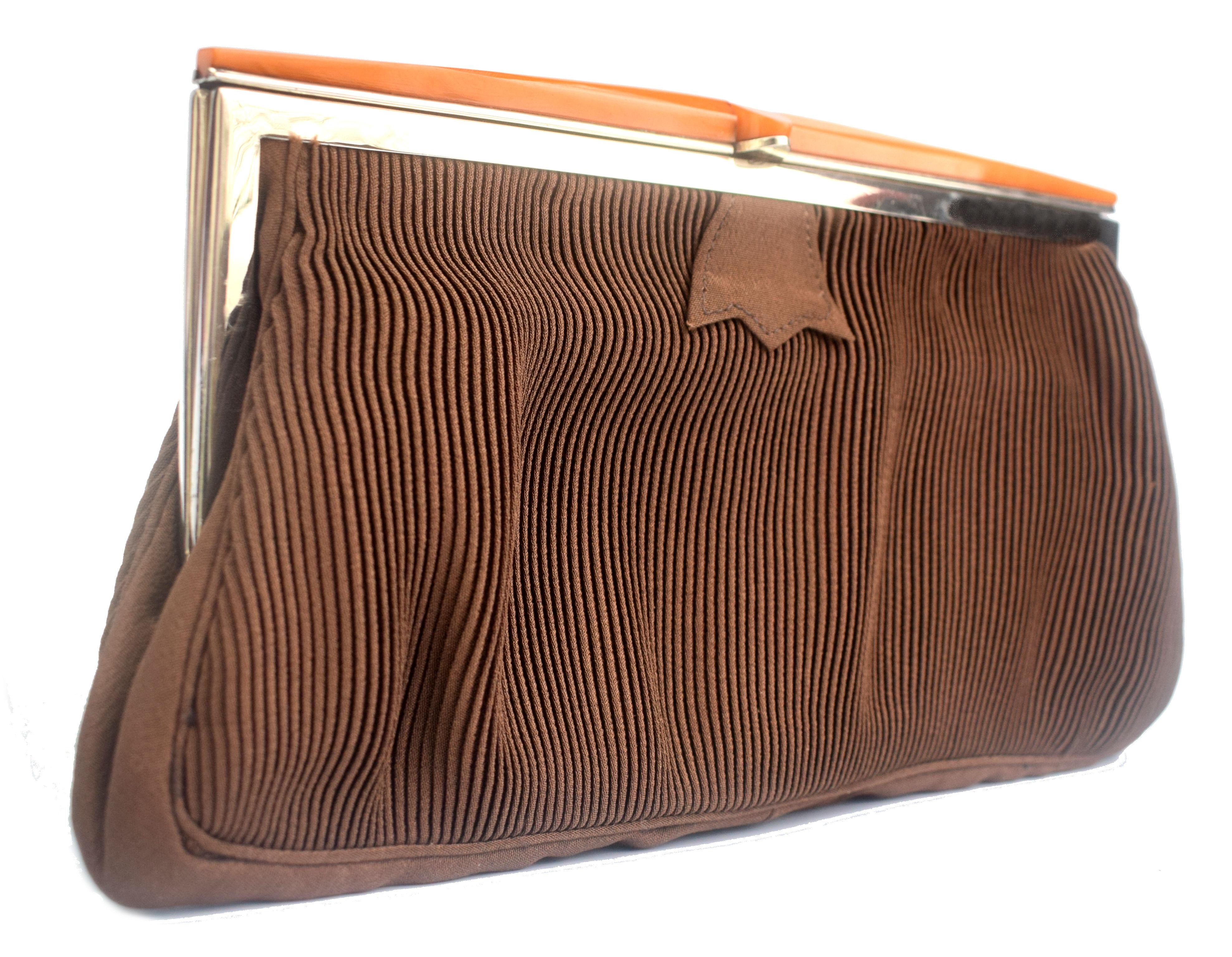Wir bieten Ihnen diese wunderbar stilvolle englische Damenhandtasche aus Corde mit einem butterscotchfarbenen Katalin-Bakelit-Verschluss an. Es handelt sich um eine absolut authentische Tasche in einer wunderschönen Art-Déco-Form aus den späten