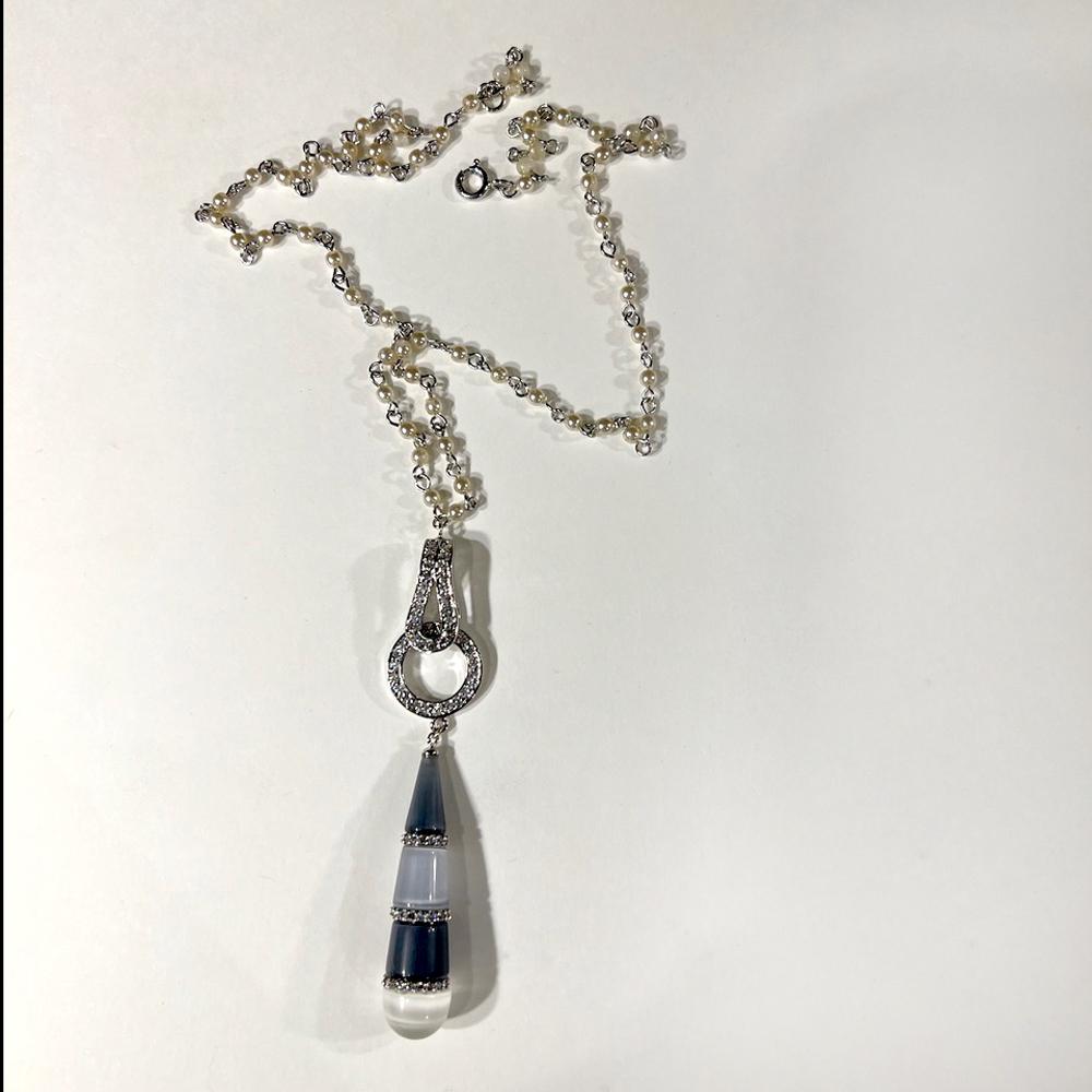 Art Deco Vintage Costume Jewelry Onyx Moonstone Diamanté Pearl Chain Necklace Sterling Rhodium Pendant

Elegant Art Deco style Black and White Look on a dainty pearl chain can change length, so please let us know. At present, the chain length is