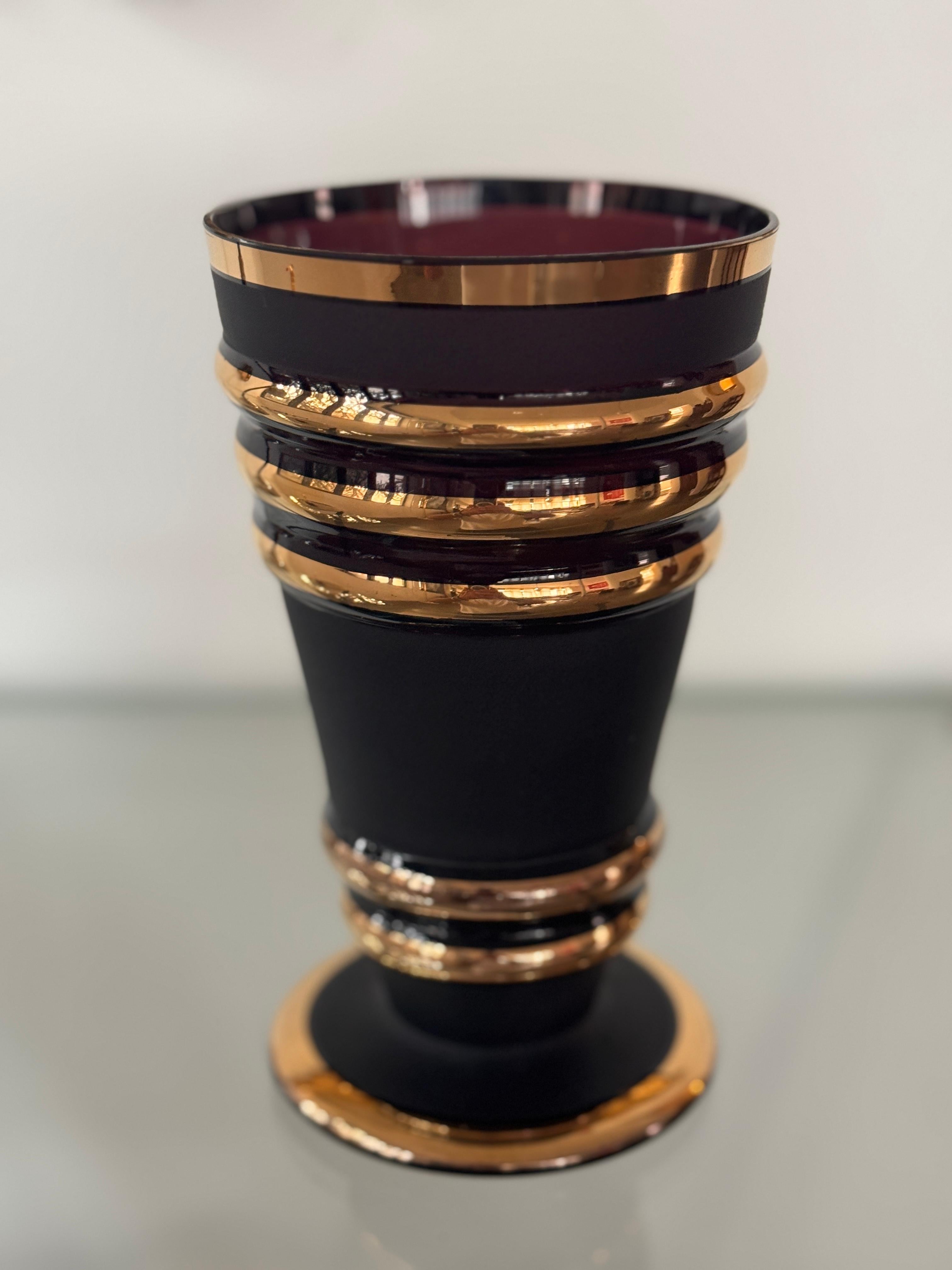 Art Deco Vase aus dunklem Glas, 1930er Jahre (Art déco) im Angebot