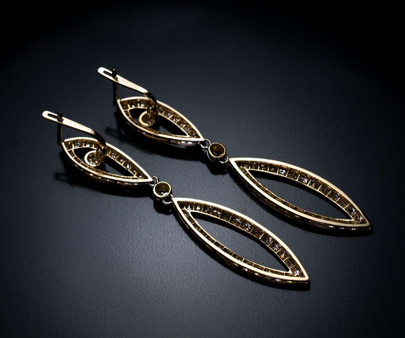 Circa 1925

These elegant vintage dangle earrings from Art Deco era are crafted in platinum-topped 18K gold (front – platinum, back – gold) and set with old European cut and single cut diamonds.

Estimated total diamond weight is 2.70 ct.

Weight 4
