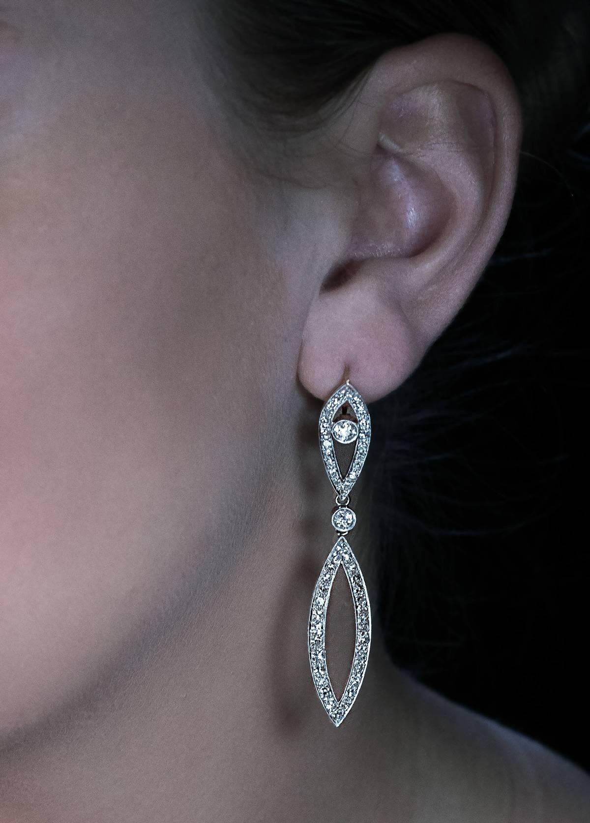 Art Deco Vintage Diamond Platinum Gold Long Earrings In Excellent Condition In Chicago, IL
