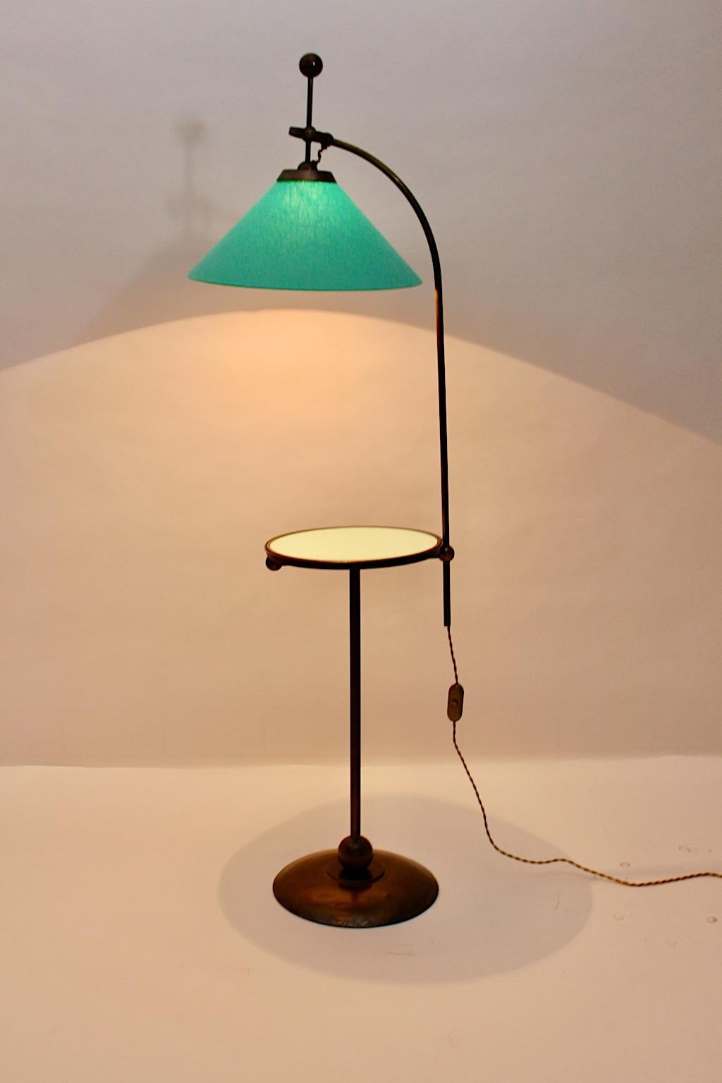 Art Deco Stehlampe aus vermessingtem Metall mit hellgrünem oder türkisfarbenem Glas und einem neuen handgefertigten Lampenschirm aus Textilgewebe um 1925 Österreich.
Eine elegante und raffinierte Art Deco Stehlampe mit integriertem kleinen