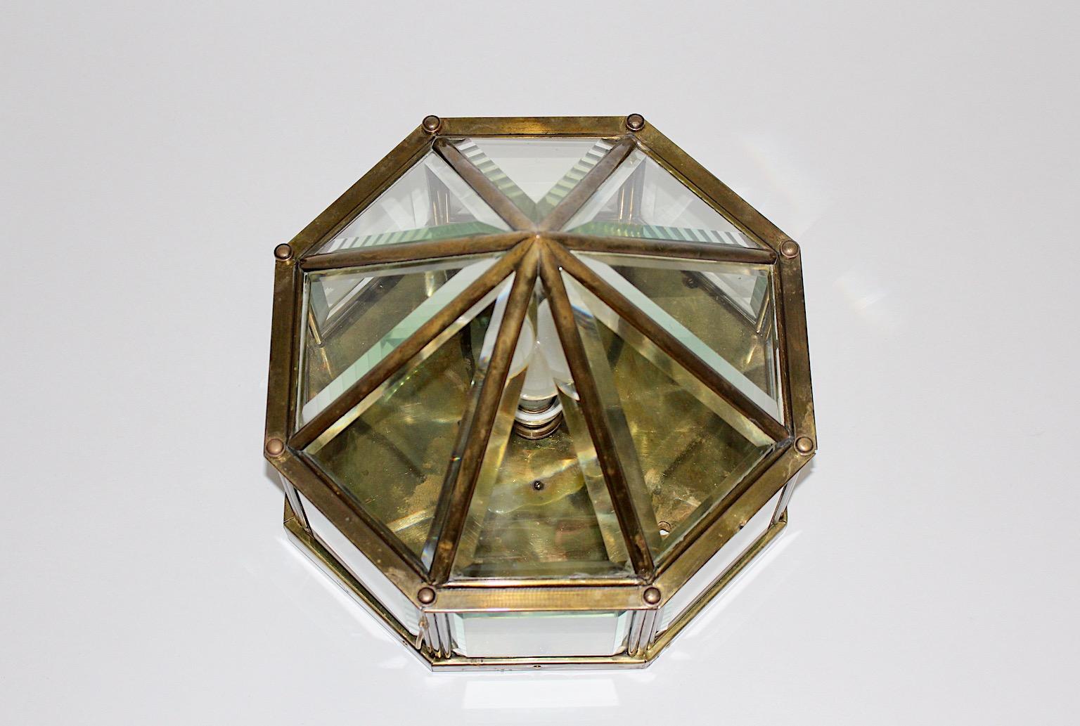Art Deco Vintage Dreieck wie flush mount oder Beleuchtung aus Messing und facettiertem Klarglas Josef Hoffmann Stil um 1920 Österreich.
Eine schöne Art Deco-Unterputzleuchte mit 16 geometrischen und facettierten Klarglasscheiben und einer E 27