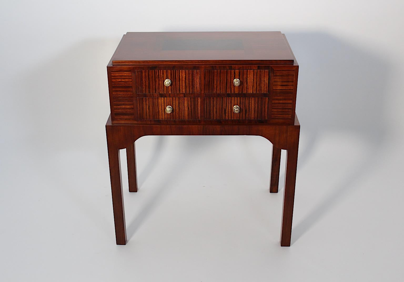 Art Deco vintage freestanding chest or commode with 4 ( four ) drawers from various walnut veneers in geometric pattern Vienna circa 1925.
An amazing and great new arrival, this chest from the strong field of Wiener Möbel.
This charming chest gives