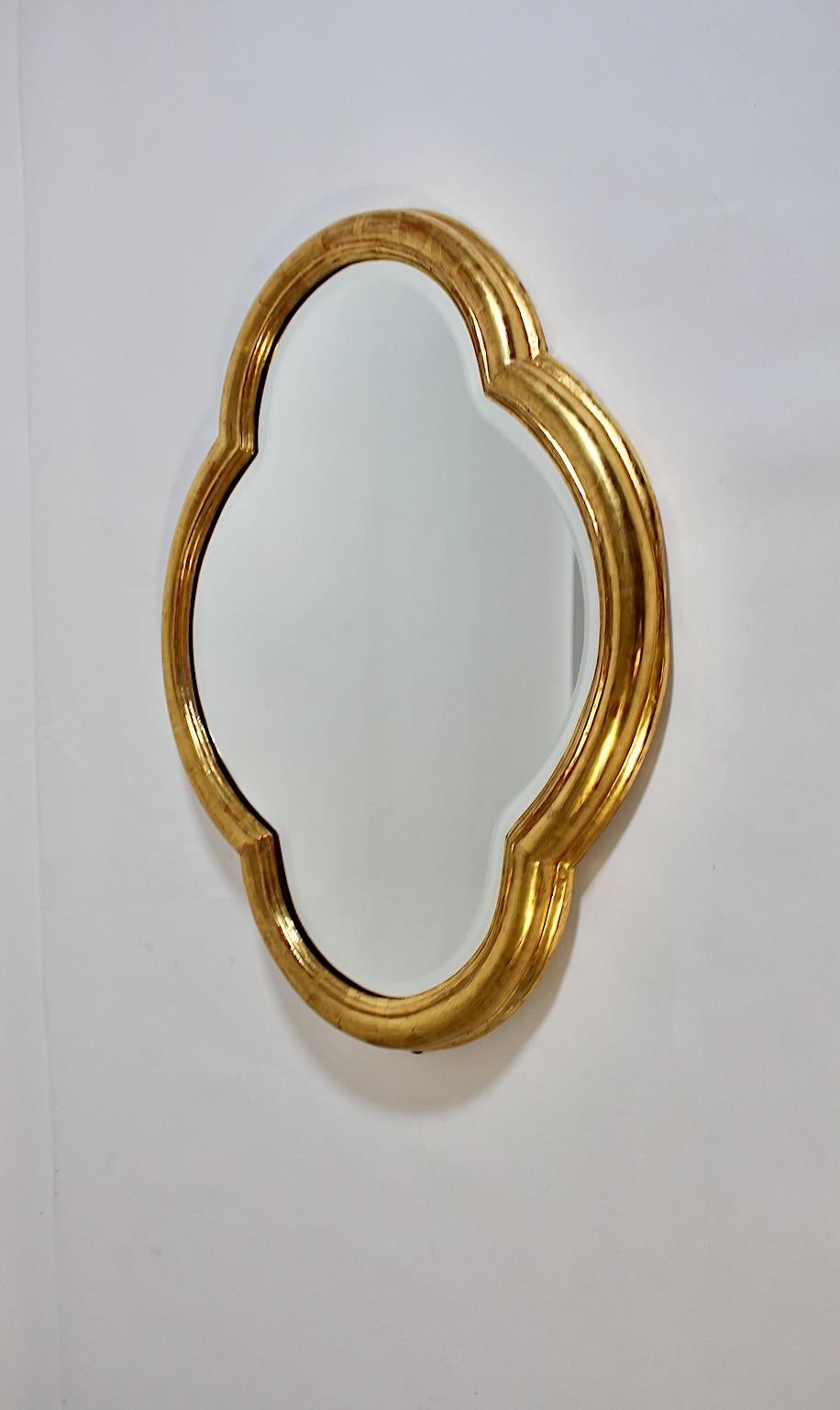 Miroir ovale vintage Art Déco à feuilles de trèfle en bois doré, Vienne, années 1920 en vente 6