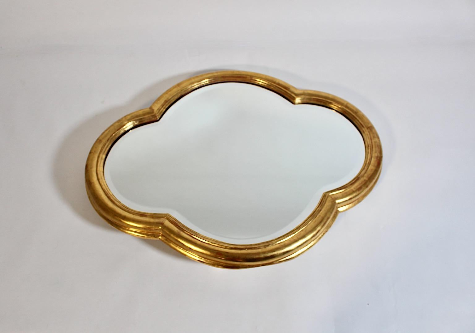 Miroir ovale vintage Art Déco à feuilles de trèfle en bois doré, Vienne, années 1920 en vente 8
