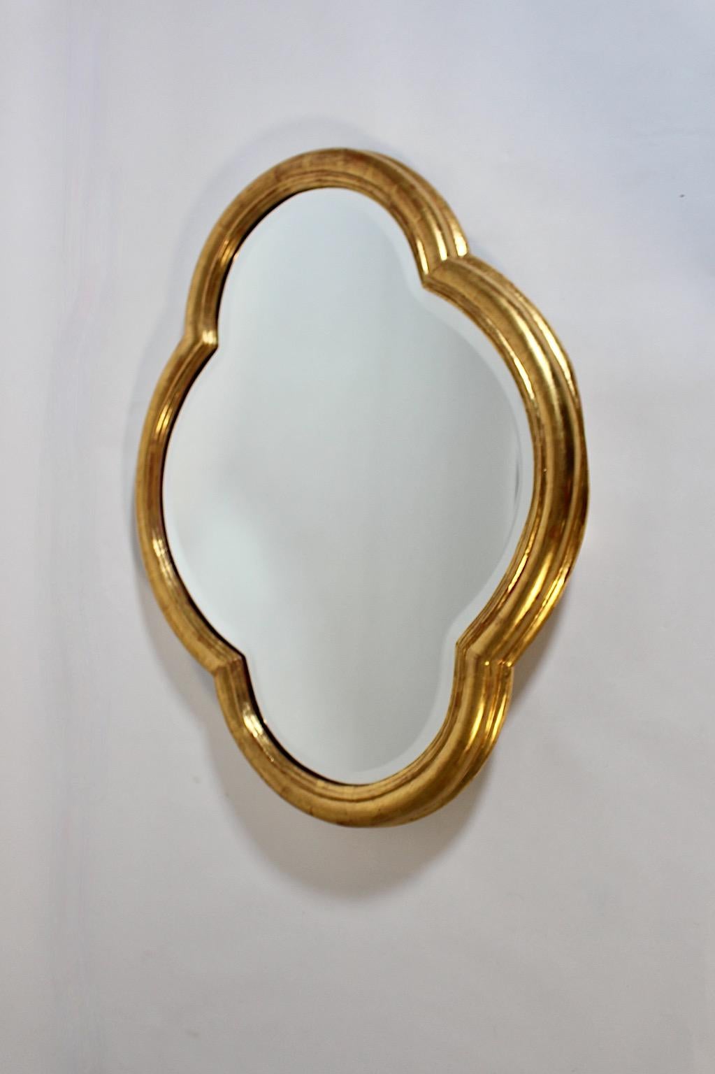 Miroir ovale vintage Art Déco à feuilles de trèfle en bois doré, Vienne, années 1920 en vente 9