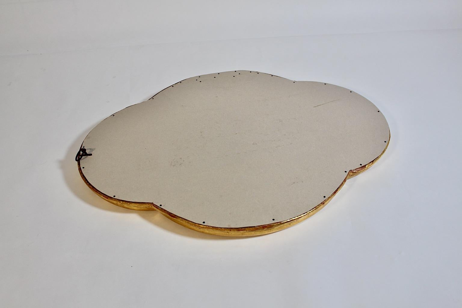 Miroir ovale vintage Art Déco à feuilles de trèfle en bois doré, Vienne, années 1920 en vente 10