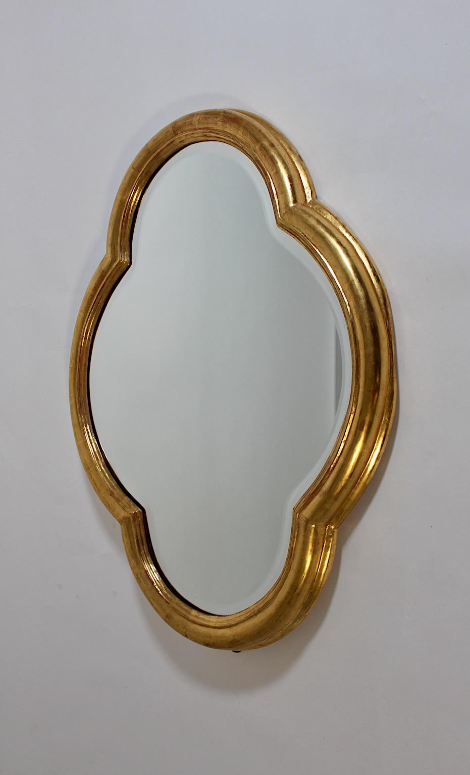 Art Deco vintage ovale grand miroir de sol feuille de trèfle miroir pleine longueur de bois doré années 1920 Vienne. ( hauteur 97 cm )
Un fantastique et rare miroir de forme ovale en forme de feuille de trèfle avec des bords doux et arrondis en