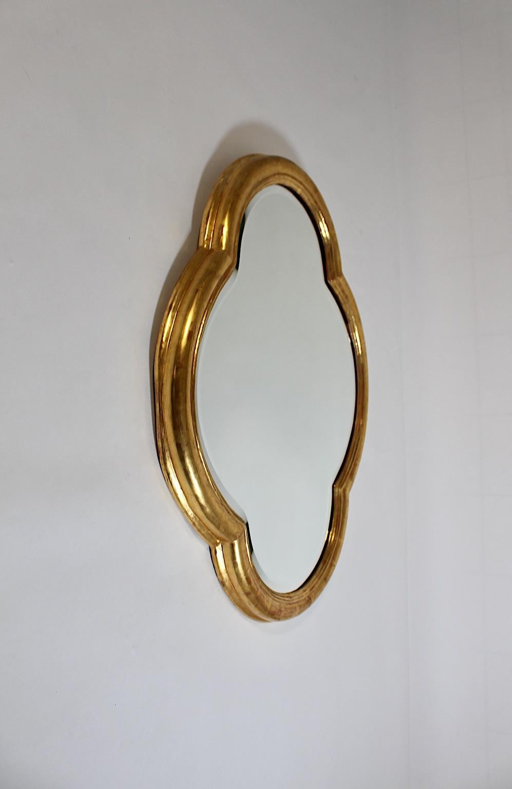 Art déco Miroir ovale vintage Art Déco à feuilles de trèfle en bois doré, Vienne, années 1920 en vente