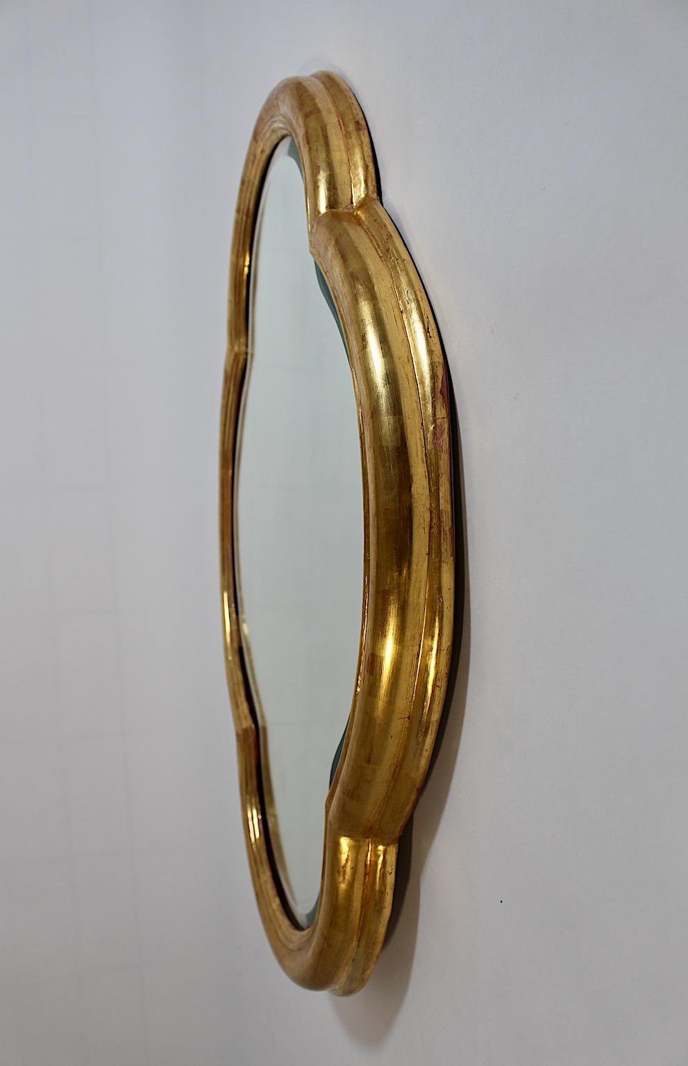 Autrichien Miroir ovale vintage Art Déco à feuilles de trèfle en bois doré, Vienne, années 1920 en vente