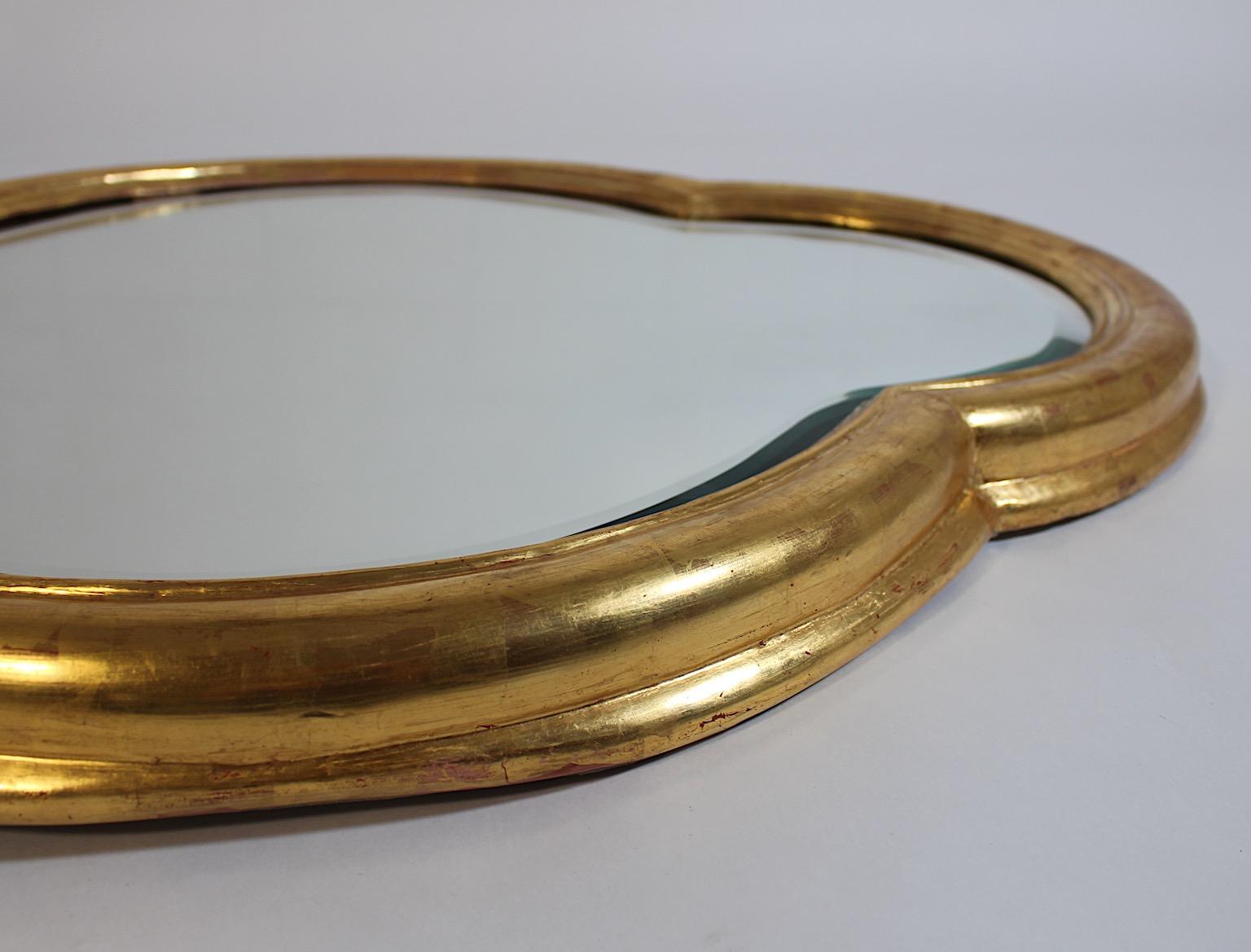 Miroir ovale vintage Art Déco à feuilles de trèfle en bois doré, Vienne, années 1920 en vente 1