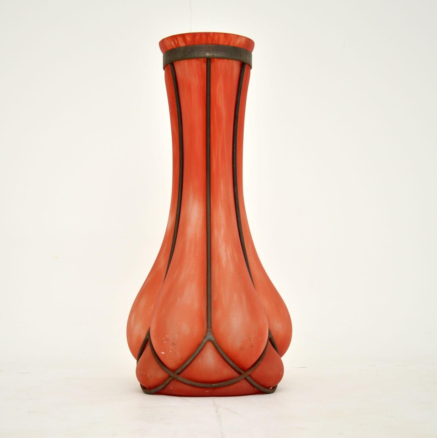 Eine absolut wunderschöne Vase aus Glas und Zinn. Es ist schwierig zu datieren, aber ich würde sagen, dass es etwa aus den 1930-50er Jahren stammt, aber es könnte auch älter sein.

Es ist wunderschön gemacht und hat eine beeindruckende Größe. Das