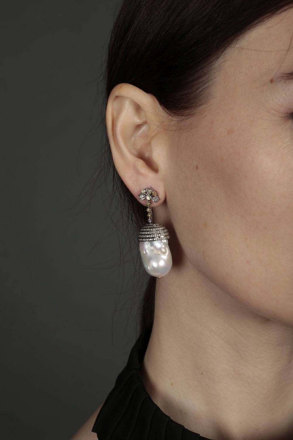 
An unusual take on a pearl earrings featuring: 1.9 grams of 14kt gold, 1.91 carat diamonds,  67.25 carat fresh water pearls. On a mix on silver and gold.

4.5 cm in full length; light weight for pierced ears.

Comes with an internationally