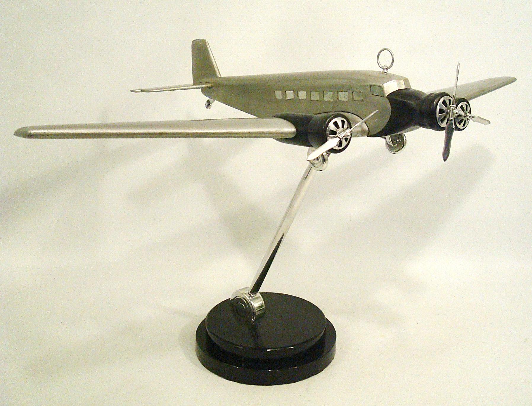 Modèle de bureau Art of Vintage Junkers Airplane. Fabriqué en bois, avec des pièces en Aluminion et une base en marbre. Il a été entièrement restauré. Très bonnes conditions.

 Ce modèle d'aviation porte à la fois l'élégance et la narration. Cette