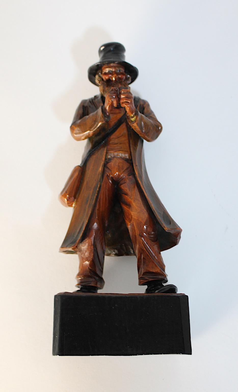 Sculpture figurative Art Déco vintage en bois de citronnier sculpté Lumpacivagabundus, années 1930 en vente 6