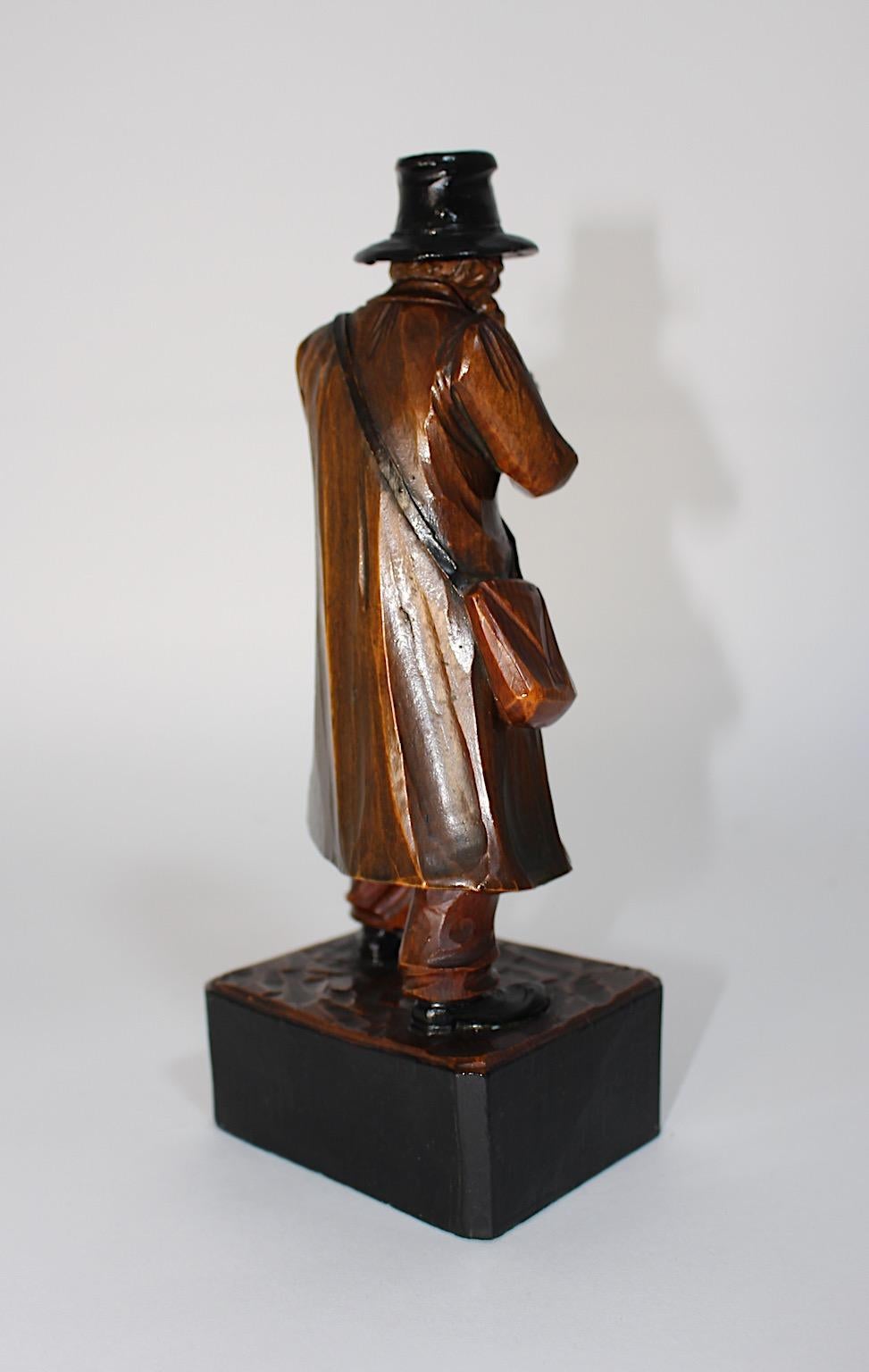 Figurative Vintage-Skulptur aus geschnitztem Limonenholz, Lumpacivagabundus, Art déco, 1930er Jahre im Angebot 9