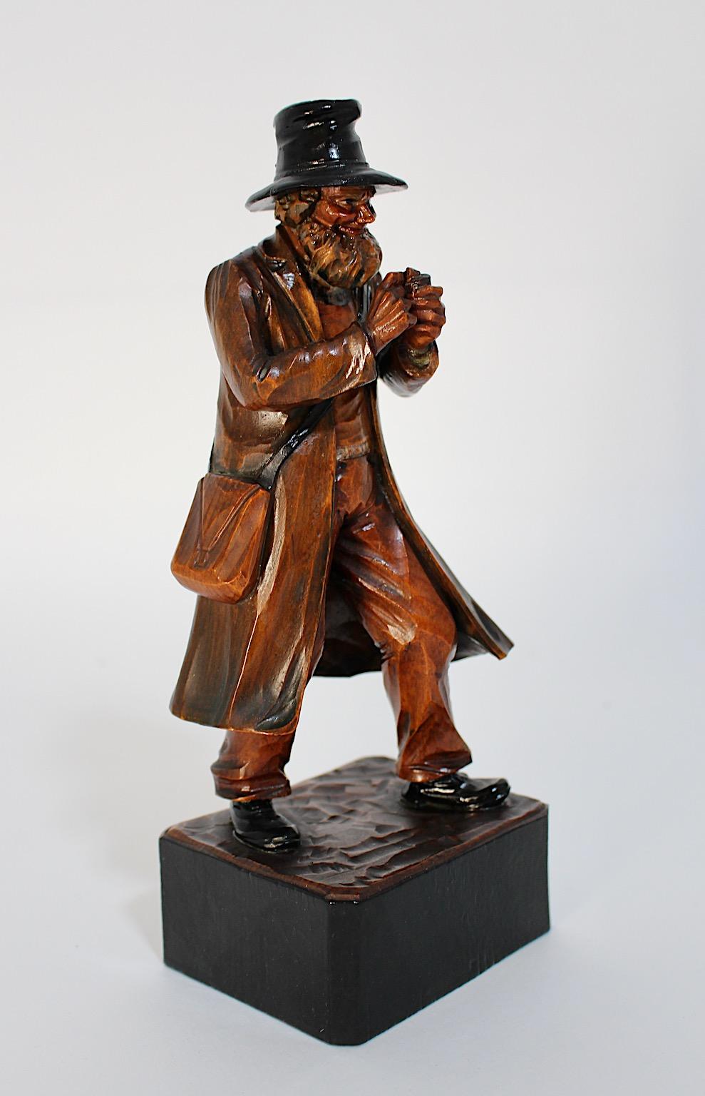 Milieu du XXe siècle Sculpture figurative Art Déco vintage en bois de citronnier sculpté Lumpacivagabundus, années 1930 en vente