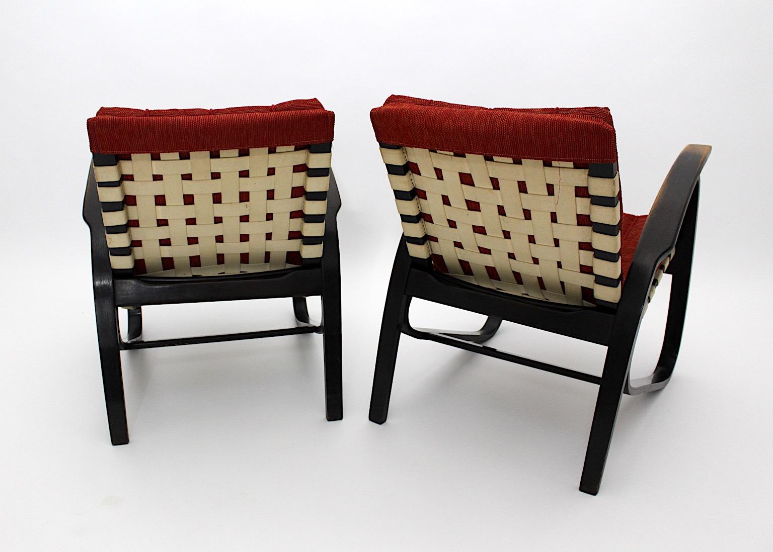 Tissu Paire de fauteuils de salon Art Déco rouges tapissés duo Jan Vanek, années 1940 en vente