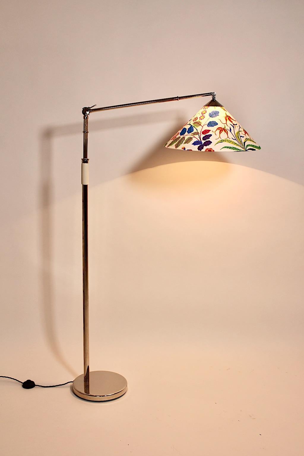 Lampada da terra d'epoca Art Deco in ottone nichelato Kaspar & Sic con paralume sostituito nella sua forma originale rivestito con tessuto bianco di design Josef Frank prodotto da Svenskt Tenn.
Una bellissima lampada da terra Kaspar & Sic con
