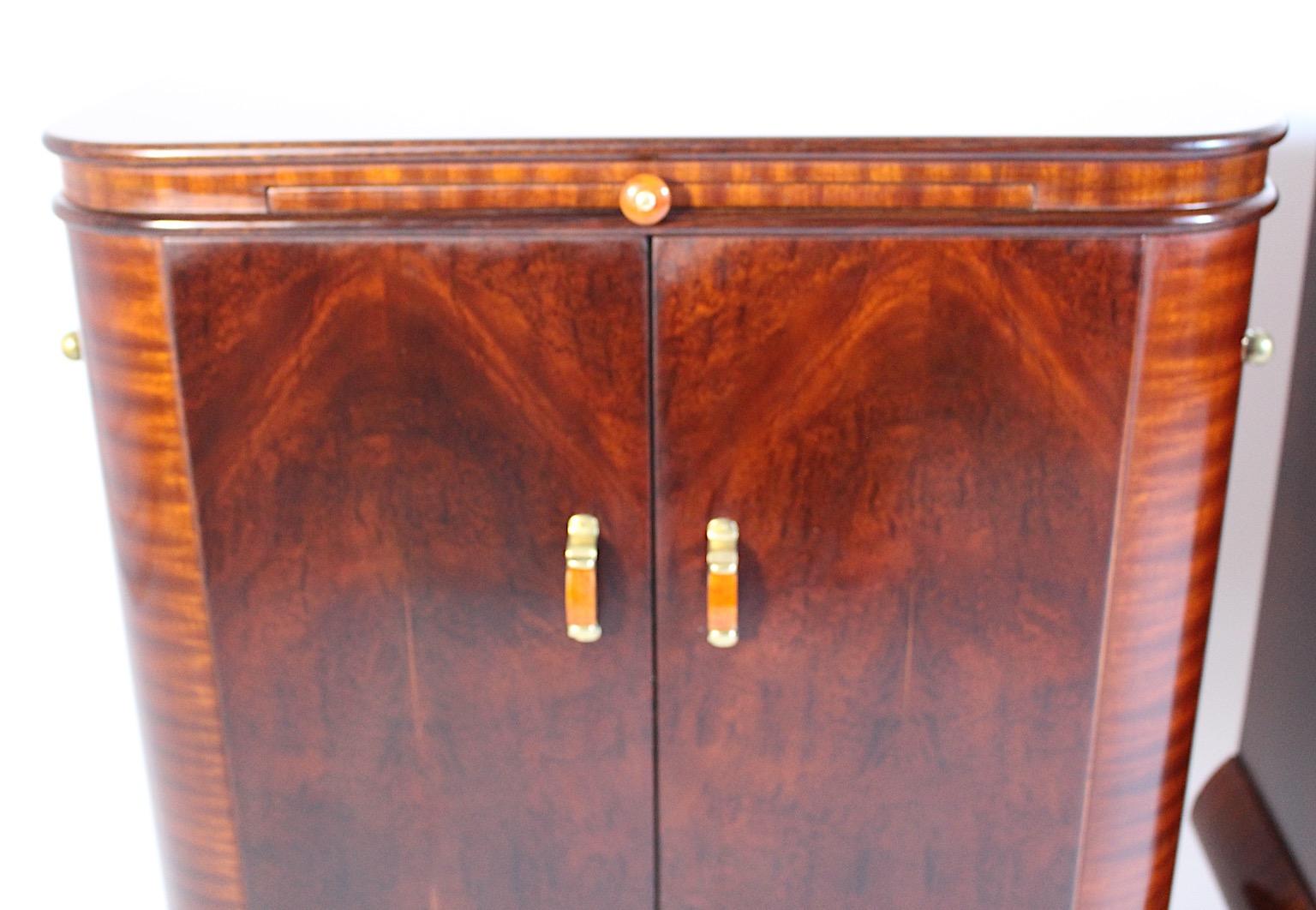 Art Deco Vintage Night Stands Pair Duo Walnut Bakelite Brass 1930s Austria In Good Condition For Sale In Vienna, AT