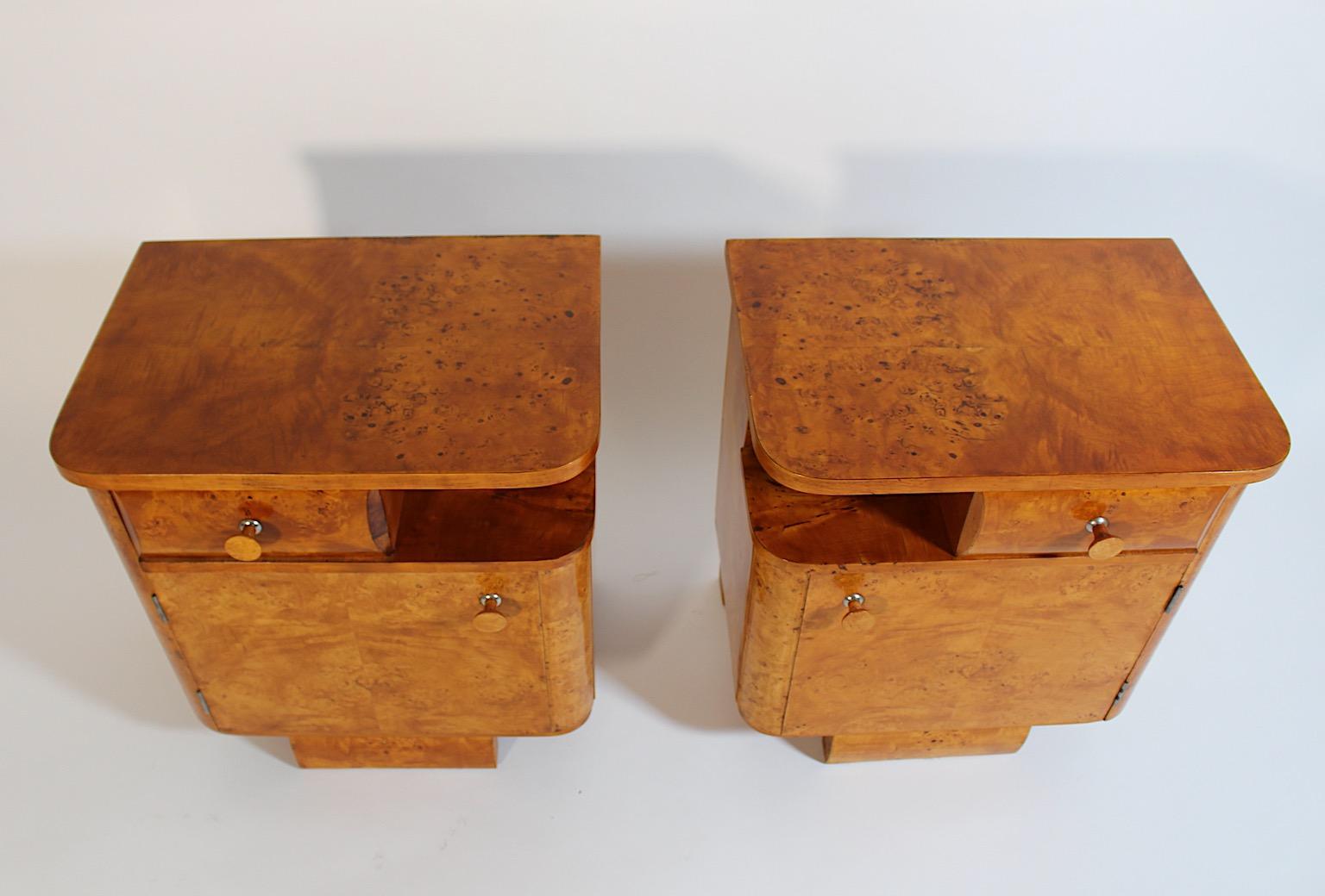Art Deco Vintage Nachttischpaar aus Fichten- und Pappelwurzelholzfurnier in warmer hellbrauner Farbe 1930er Jahre, Österreich.
Ein erstaunlicher Neuzugang, dieses Paar Nachttische in wunderschöner hellbrauner Farbe.
Diese feinen Nachttische verfügen