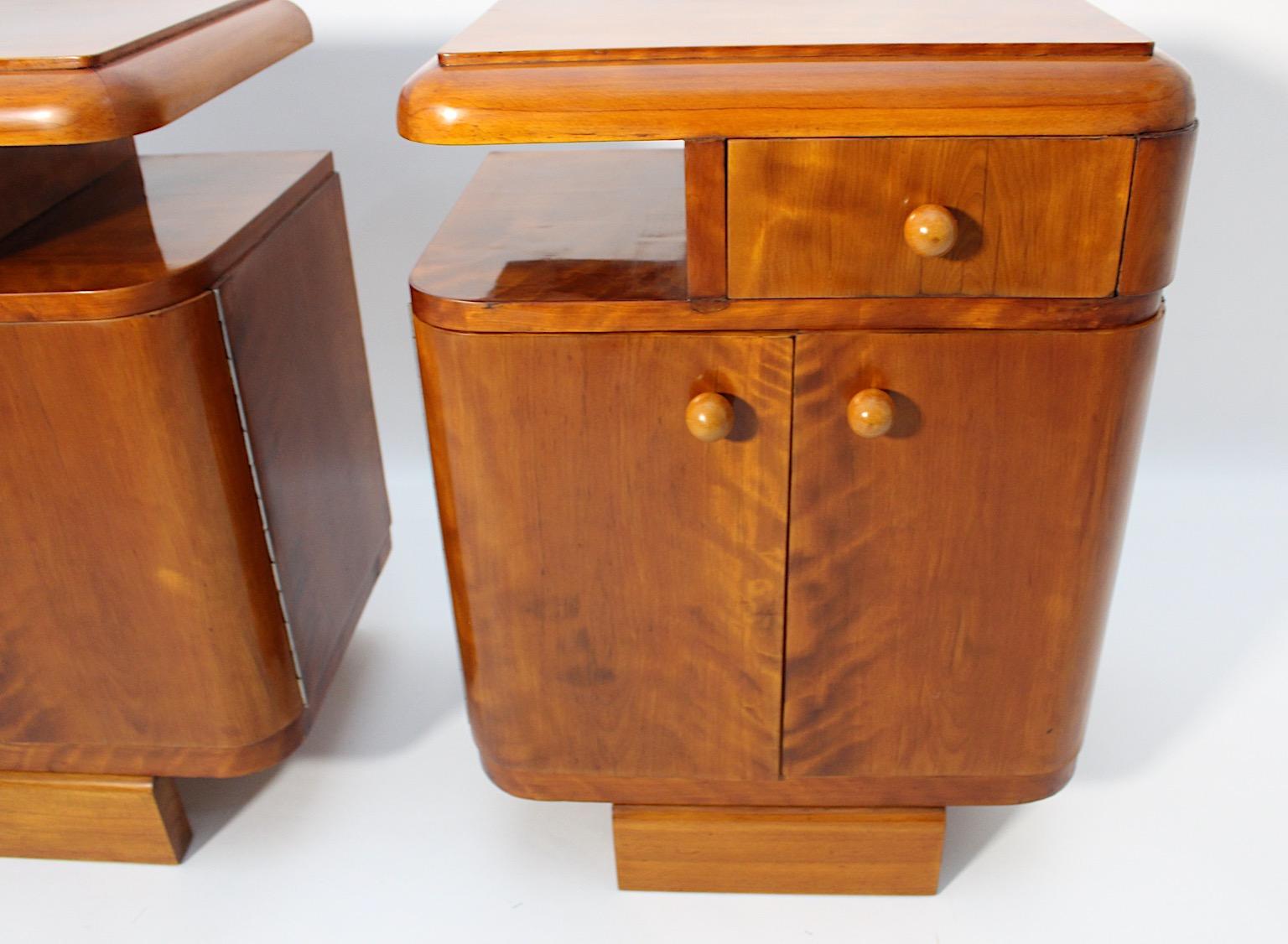 Art Deco Vintage Nightstands Pair Duo Maple 1930s Austria In Good Condition For Sale In Vienna, AT