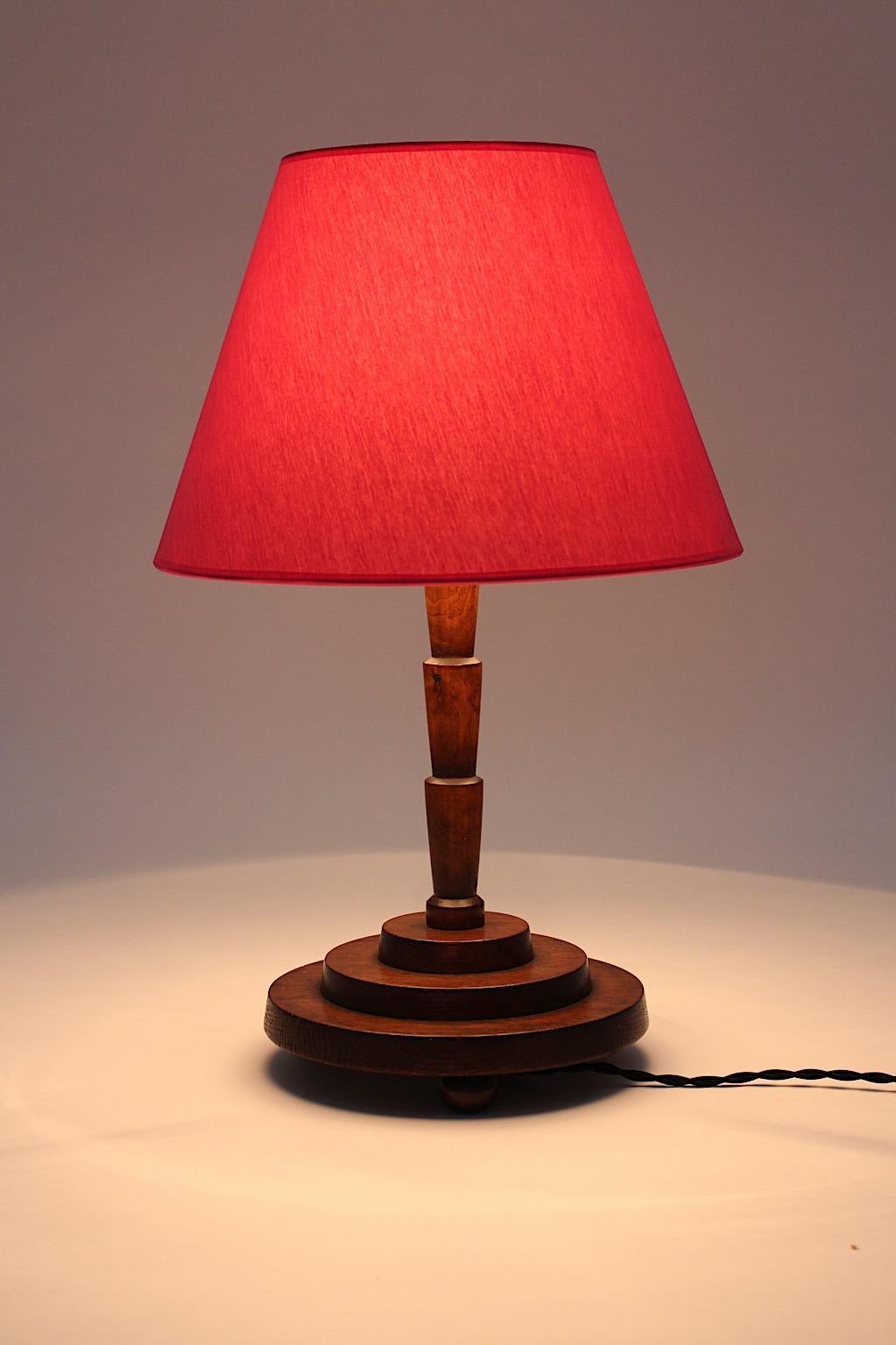 Lampe de table Art Déco vintage en chêne teinté brun, base géométrique et garniture en laiton, Autriche des années 1930.
Tandis que le pas géométrique comme la tige de la lampe de table avec la garniture en laiton avec l'organique
l'effet