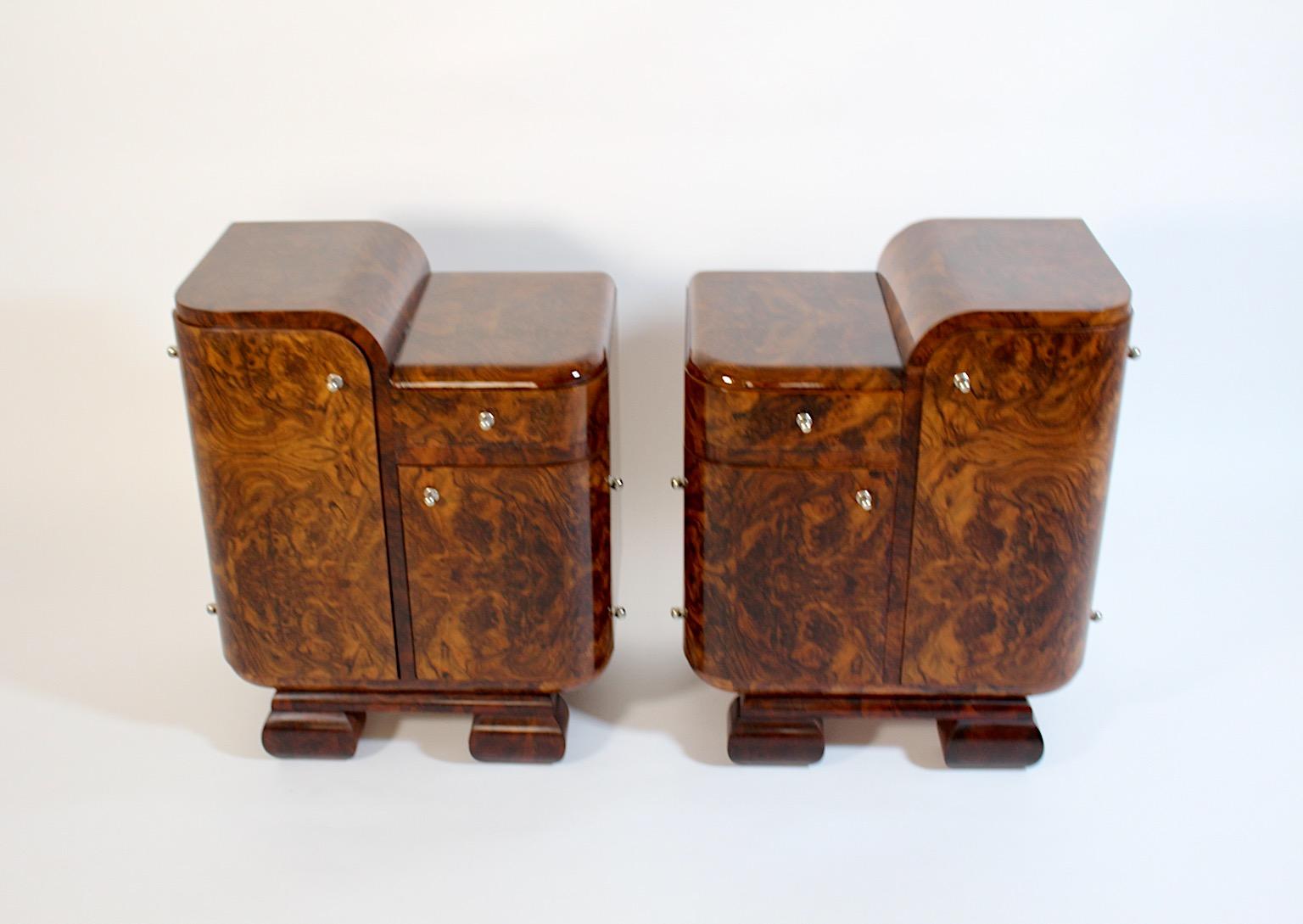 Art Deco Vintage Nachttischpaar aus schellackpoliertem Nussbaumfurnier
und schöne Nickelbeschläge, 1930er Jahre Österreich.
Ein wunderschönes Paar Nachttische aus Fichte mit schönen lebhaften Walnusswurzelfurnieren und knopfartigen