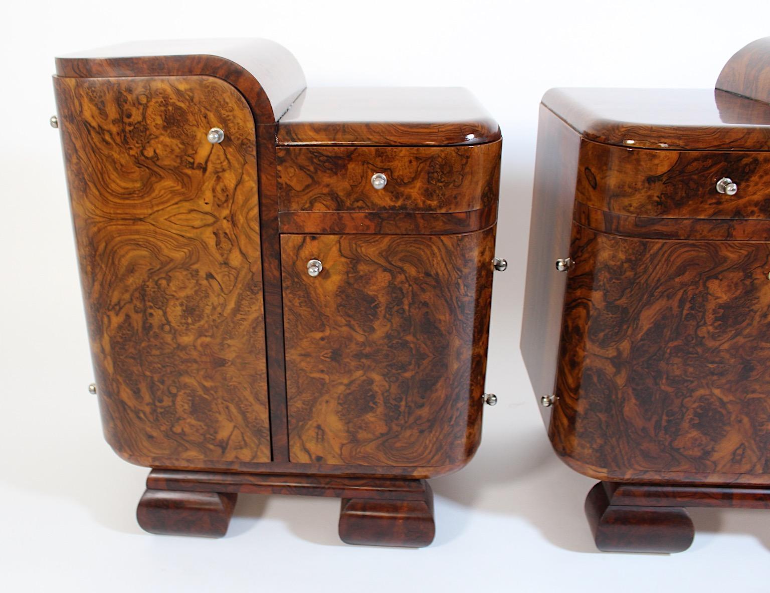 Paar Art-Déco-Vintage-Nachttische Duo, Nussbaum, Nickel, 1930er Jahre, Österreich (Art déco) im Angebot