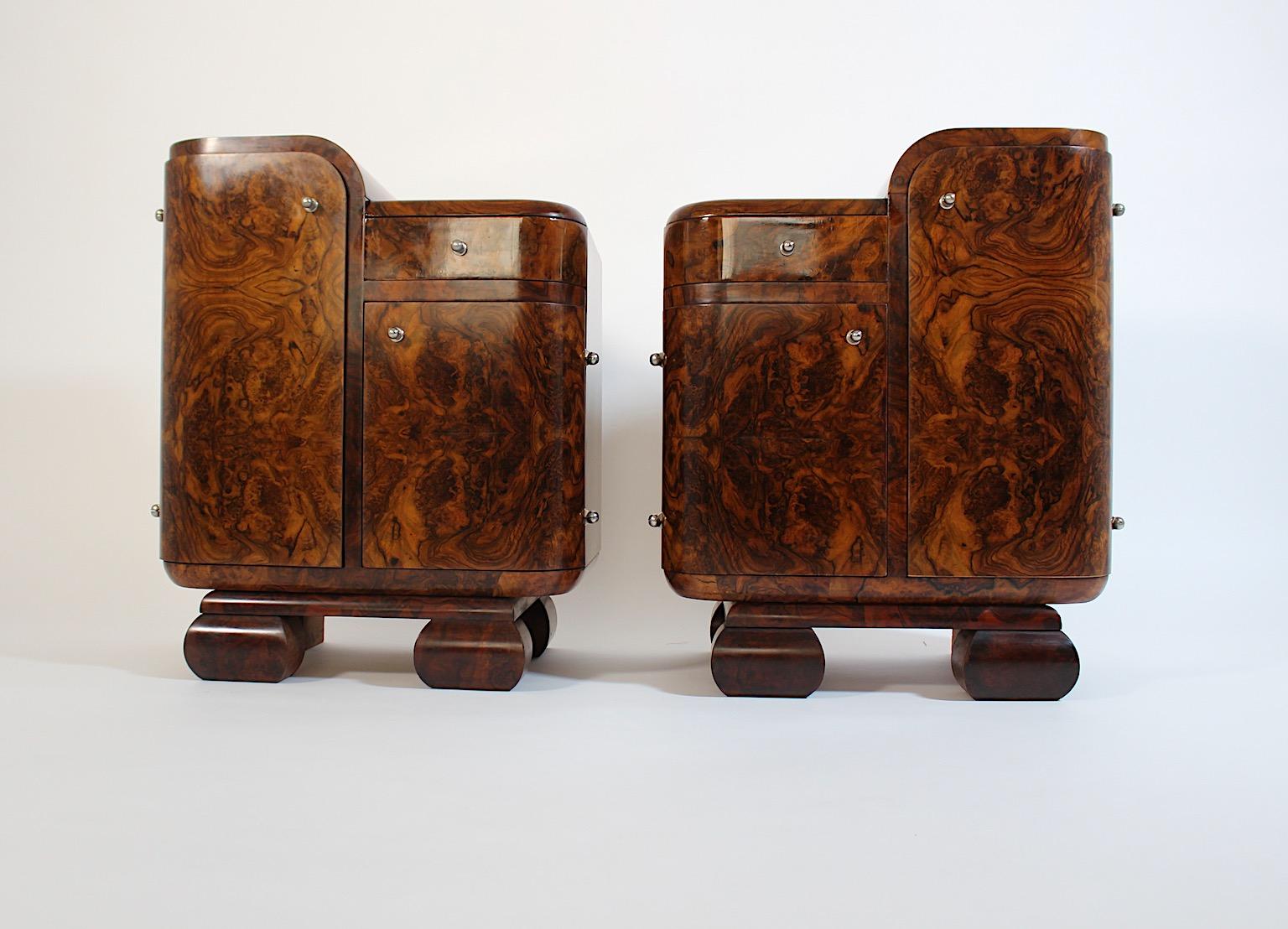 Paar Art-Déco-Vintage-Nachttische Duo, Nussbaum, Nickel, 1930er Jahre, Österreich (Furnier) im Angebot