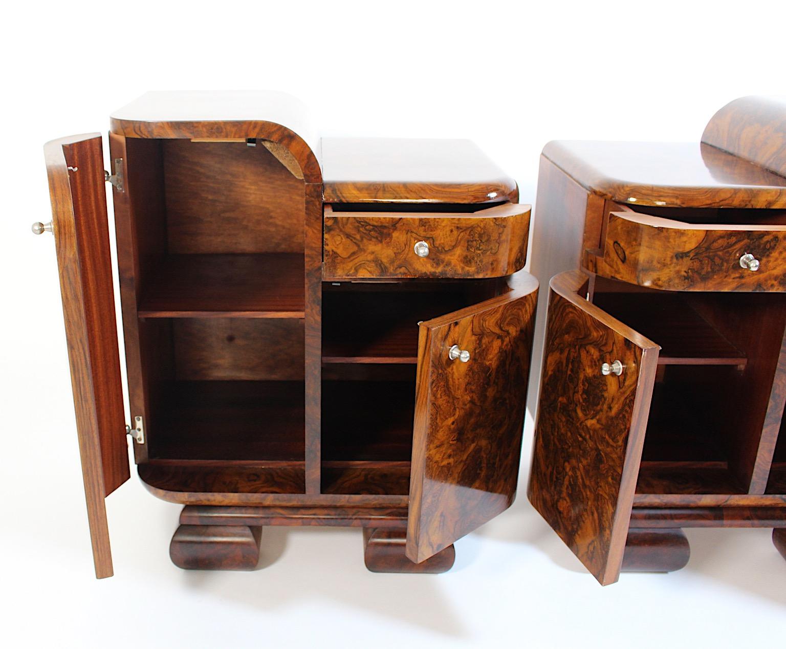 Paar Art-Déco-Vintage-Nachttische Duo, Nussbaum, Nickel, 1930er Jahre, Österreich (Mitte des 20. Jahrhunderts) im Angebot