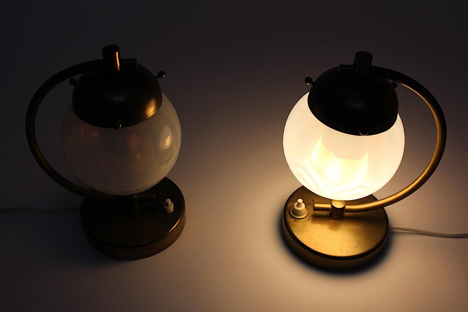 Paire de lampes de bureau Art Déco vintage en laiton et verre opalin, appliques et lampes de chevet, 1930 en vente 4