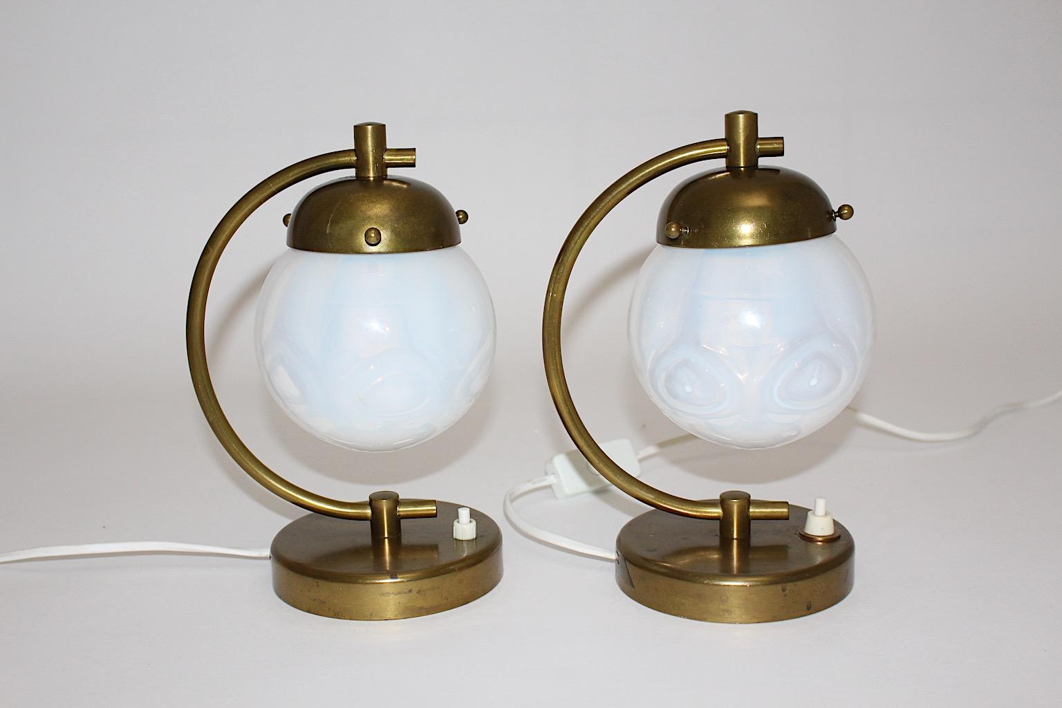Art déco Paire de lampes de bureau Art Déco vintage en laiton et verre opalin, appliques et lampes de chevet, 1930 en vente