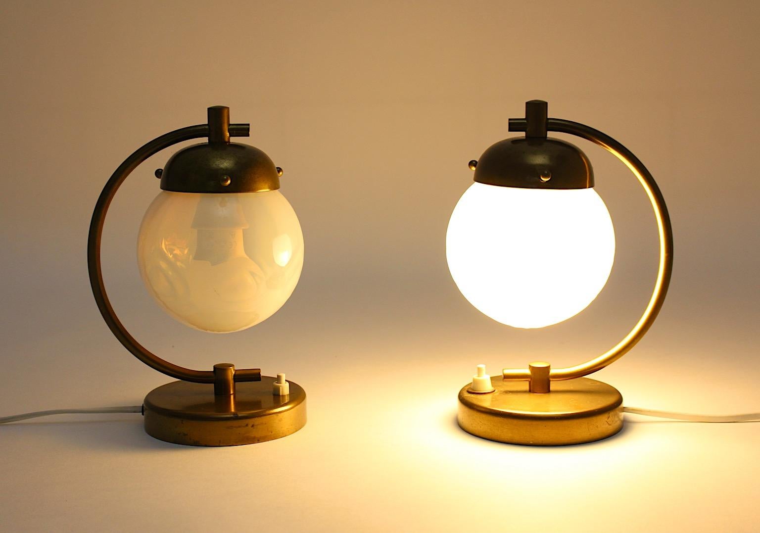 Autrichien Paire de lampes de bureau Art Déco vintage en laiton et verre opalin, appliques et lampes de chevet, 1930 en vente
