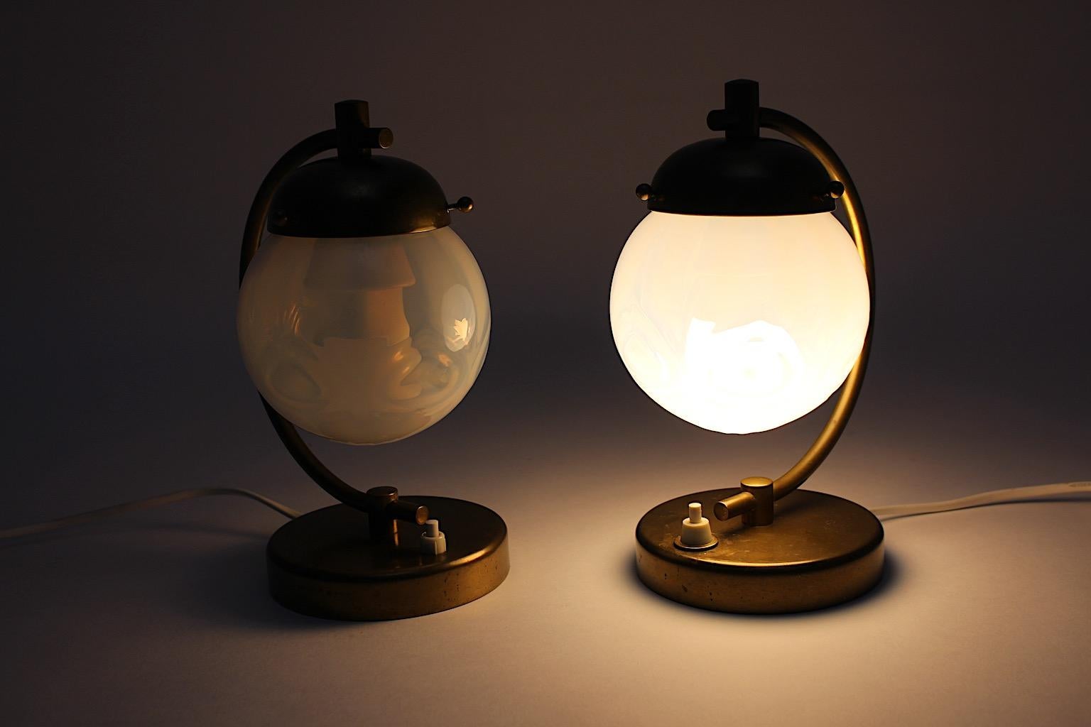 Milieu du XXe siècle Paire de lampes de bureau Art Déco vintage en laiton et verre opalin, appliques et lampes de chevet, 1930 en vente