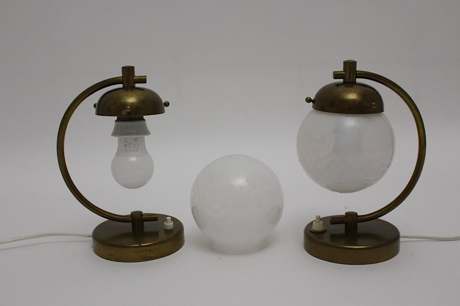 Paire de lampes de bureau Art Déco vintage en laiton et verre opalin, appliques et lampes de chevet, 1930 en vente 1