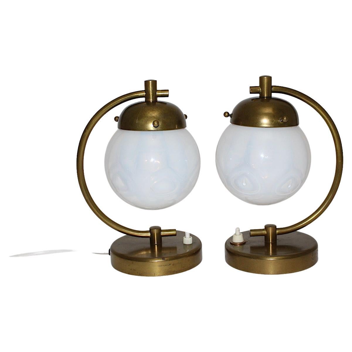 Paire de lampes de bureau Art Déco vintage en laiton et verre opalin, appliques et lampes de chevet, 1930 en vente