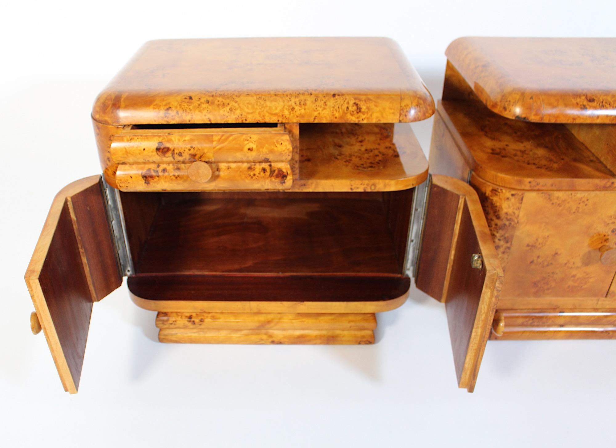 Art of Vintage Paire de tables de nuit en bois de peuplier doux et brun 1930s Vienna en vente 3