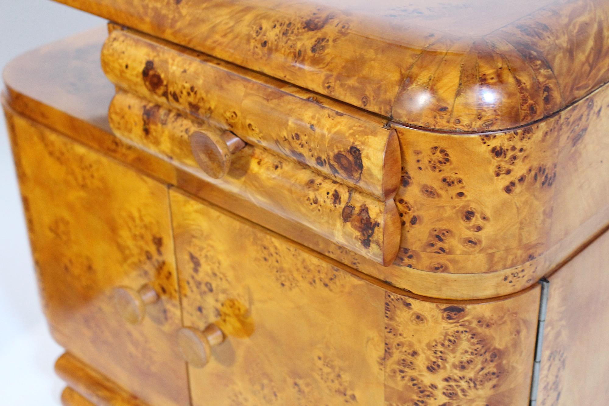 Art of Vintage Paire de tables de nuit en bois de peuplier doux et brun 1930s Vienna en vente 7