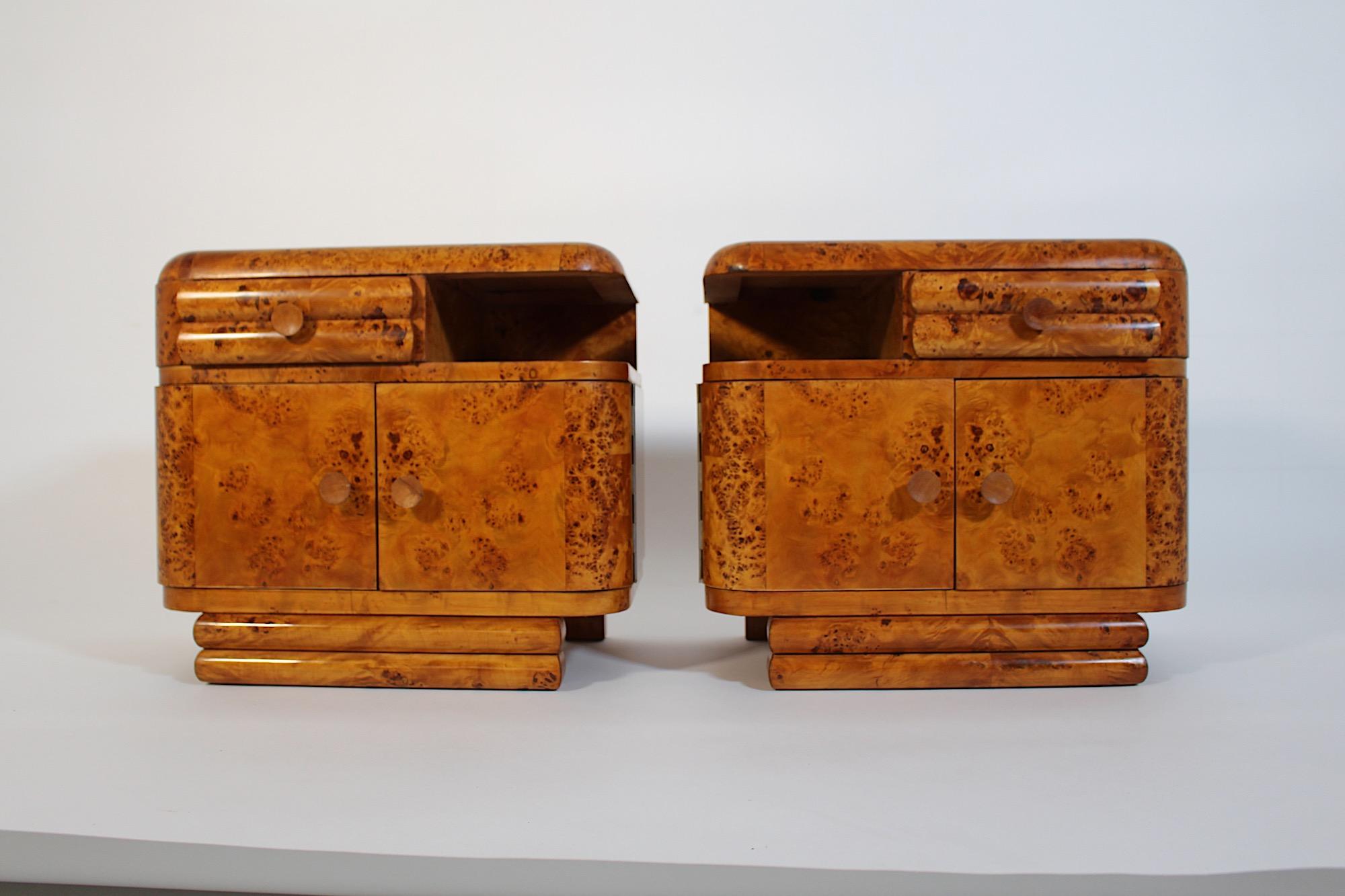 Paire de tables de nuit Art Deco vintage en peuplier de couleur marron doux 1930, Vintage By.
Une superbe paire de tables de nuit, conçue et fabriquée à Vienne vers les années 1930, qui se caractérise par une douce couleur brune et un magnifique